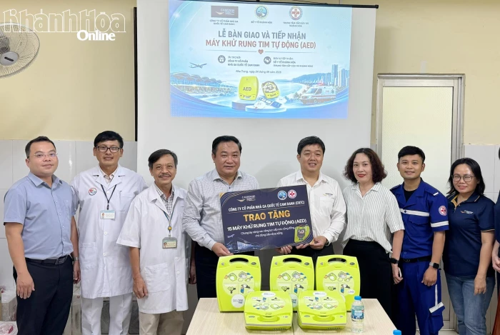 Công ty Cổ phần Nhà ga quốc tế Cam Ranh tặng 15 máy khử rung tim tự động cho Sở Y tế