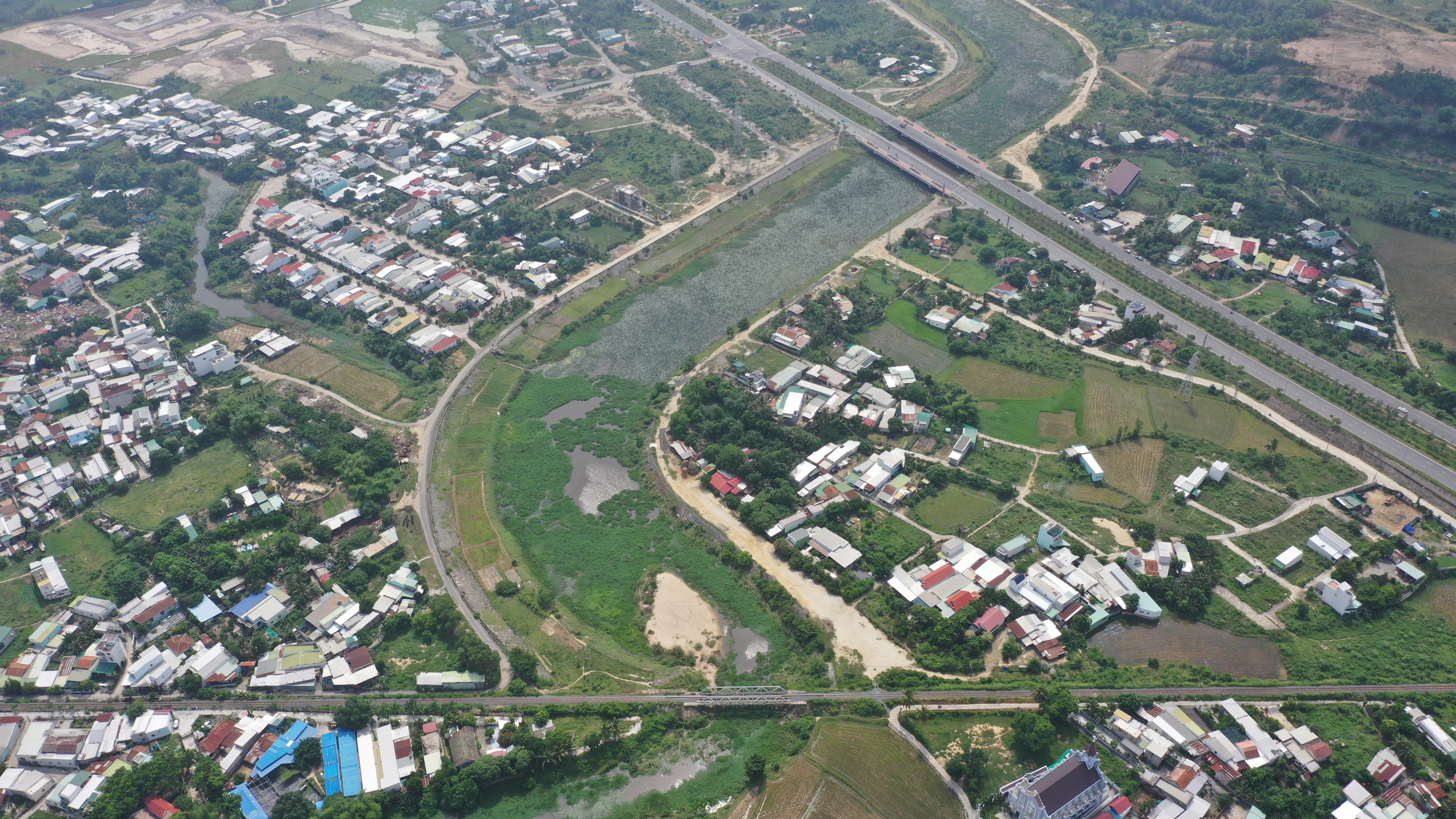 Tình trạng bồi lắng tại hệ thống thoát lũ từ cầu đường sắt về đến cầu sông Tắc: Sớm có phương án nạo vét, khơi thông dòng chảy