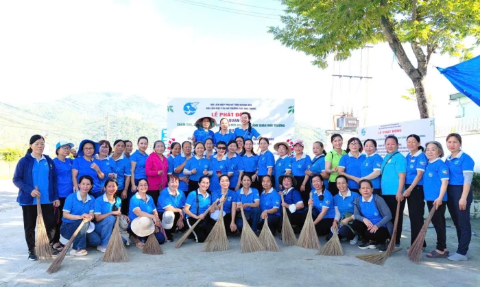 Hội Liên hiệp Phụ nữ phường Bắc Nha Trang ra quân chăm sóc, cải tạo tuyến đường hoa và vệ sinh môi trường