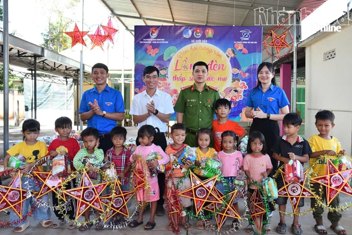 Tặng hơn 160 suất quà Trung thu cho trẻ em dân tộc thiểu số xã Suối Dầu