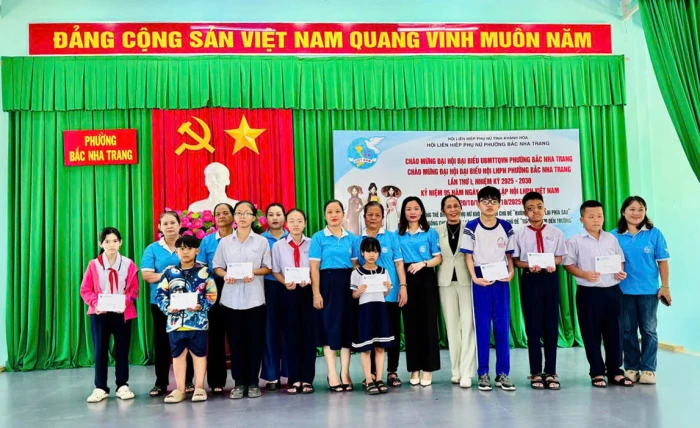 Hội Liên hiệp Phụ nữ phường Bắc Nha Trangt tặng thẻ bảo hiểm y tế và học bổng cho phụ nữ, trẻ em có hoàn cảnh khó khăn