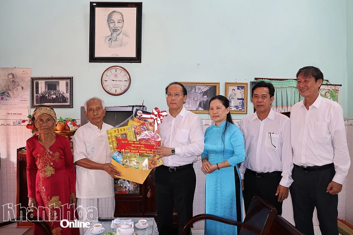 Phó Bí thư Tỉnh ủy, Chủ tịch Ủy ban MTTQ Việt Nam tỉnh Khánh Hòa Nguyễn Khắc Hà thăm, chúc mừng các gia đình người Chăm tiêu biểu nhân dịp Lễ hội Katê