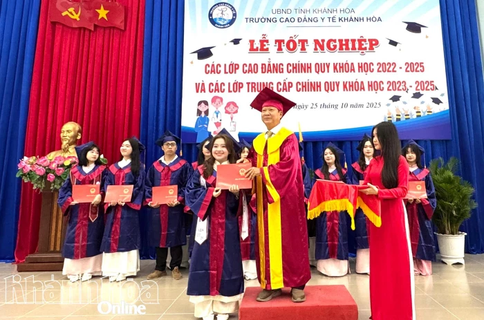 Trường Cao đẳng Y tế Khánh Hòa trao bằng tốt nghiệp cho 365 học sinh, sinh viên