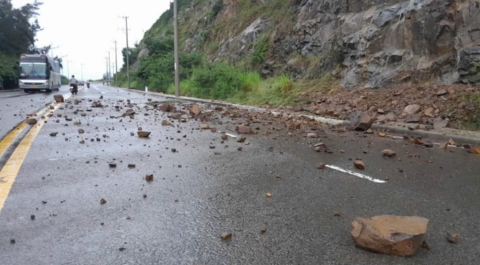 Xuất hiện đất, đá sạt lở trên đường Phạm Văn Đồng (phường Bắc Nha Trang)