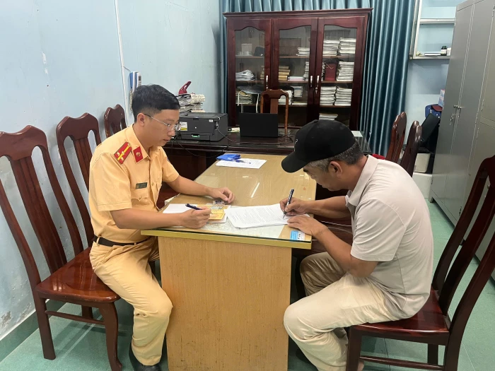 Xử phạt tài xế xe khách lấn làn nguy hiểm trên đèo Khánh Lê