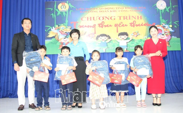 Ban Công đoàn Khu Công nghiệp triển khai nhiệm vụ quý IV và trao quà Trung thu cho con công nhân