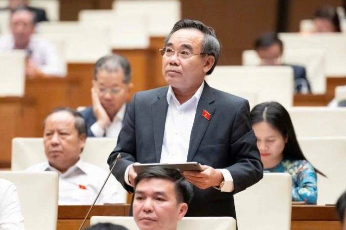 Phát biểu thảo luận tại hội trường về kinh tế - xã hội của đại biểu Lê Hữu Trí - Tỉnh ủy viên, Phó Trưởng đoàn chuyên trách phụ trách Đoàn Đại biểu Quốc hội tỉnh Khánh Hòa