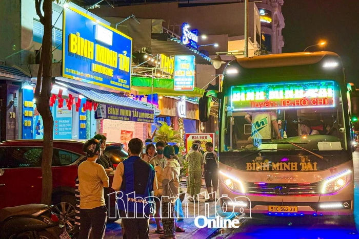 Tràn lan "xe dù, bến cóc"