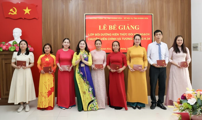 Bế giảng lớp bồi dưỡng kiến thức ngạch chuyên viên chính và tương đương khóa 34