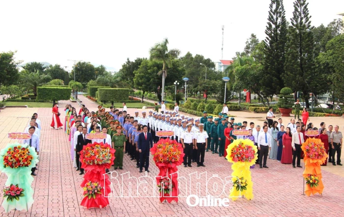 Lãnh đạo tỉnh dâng hoa, dâng hương tại Tượng đài Bác Hồ