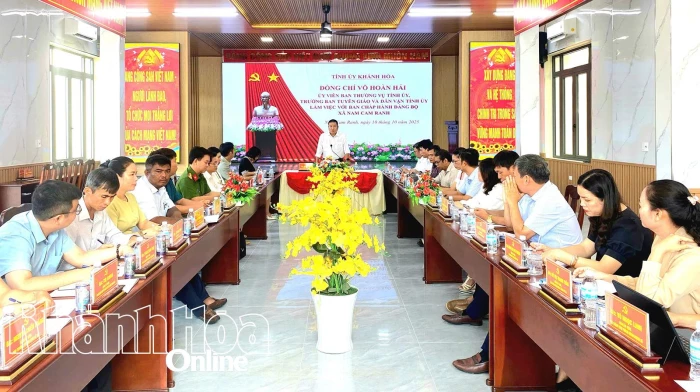 Trưởng Ban Tuyên giáo và Dân vận Tỉnh ủy Võ Hoàn Hải làm việc với Đảng ủy xã Nam Cam Ranh