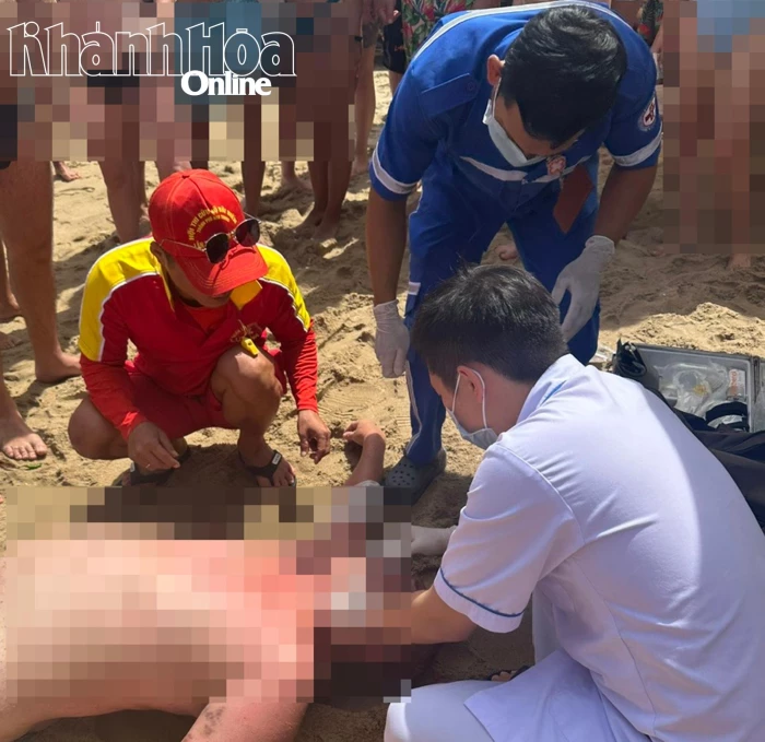 Cứu du khách Nga bị đuối nước khi tắm biển Nha Trang