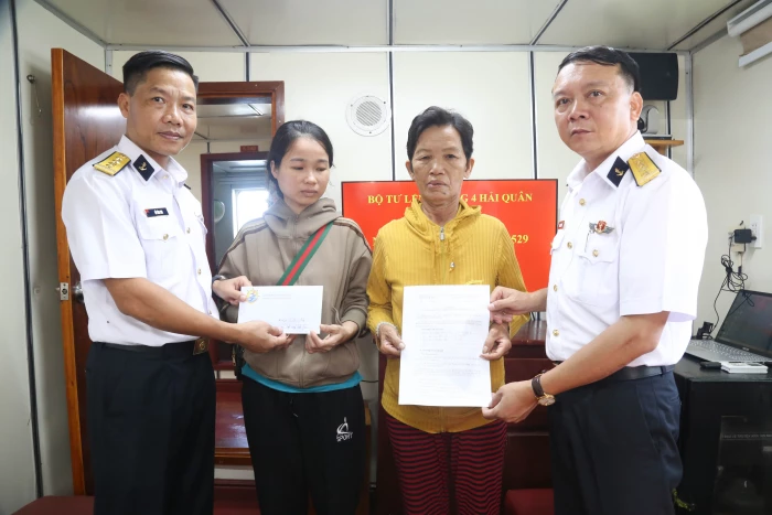 Vùng 4 Hải quân bàn giao ngư dân cho gia đình và địa phương