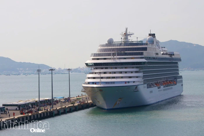 Quy định mới về người, phương tiện Việt Nam và nước ngoài ra, vào Cảng quốc tế Cam Ranh