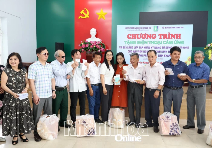 Tặng điện thoại cảm ứng và bế giảng lớp tập huấn kỹ năng sử dụng smartphone cho hội viên người mù