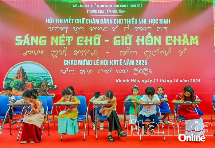 Giữ hồn Chăm qua từng nét chữ