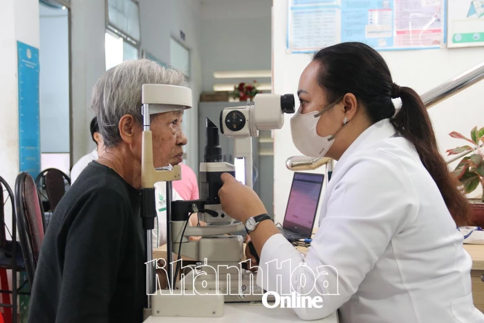 Khám mắt, cấp thuốc miễn phí cho người cao tuổi xã Suối Dầu