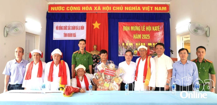 Lãnh đạo Công an tỉnh Khánh Hòa thăm, chúc mừng đồng bào Chăm nhân dịp Lễ hội Katê