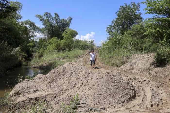 Tái diễn khai thác cát trái phép ở suối Đồng Găng