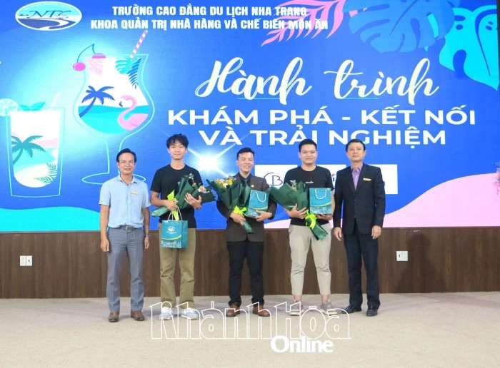 Hơn 500 học sinh, sinh viên tìm hiểu nghiệp vụ pha chế