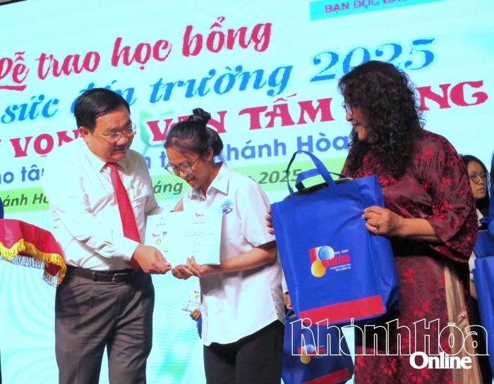 Báo Tuổi Trẻ trao học bổng “Tiếp sức đến trường” cho tân sinh viên có hoàn cảnh khó khăn