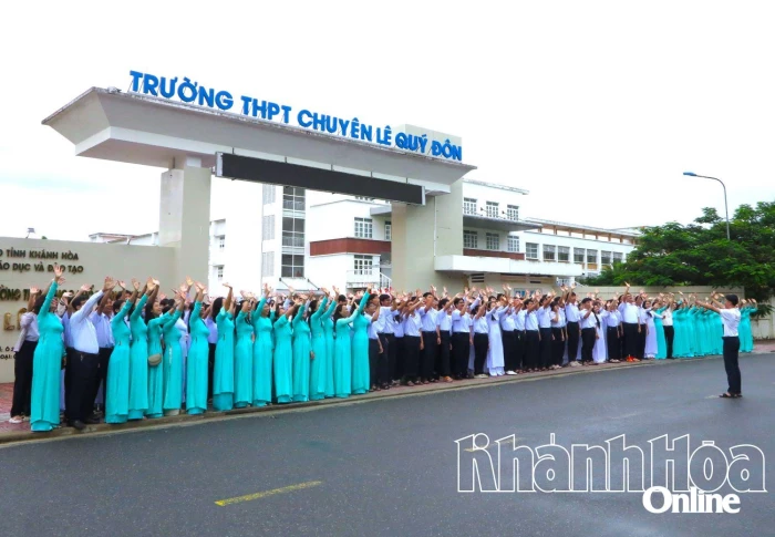 Trường THPT Chuyên Lê Quý Đôn (Nam Nha Trang) tổ chức lễ xuất quân cổ vũ thí sinh Chung kết Đường lên đỉnh Olympia