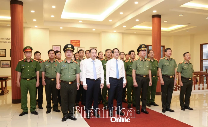 Đoàn đại biểu Bộ Công an dâng hoa, dâng hương tại Nhà tưởng niệm Chủ tịch Hồ Chí Minh tại Công an tỉnh Khánh Hòa
