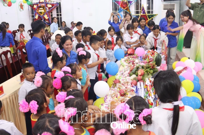 Rộn ràng “Vui hội trăng rằm” ở xã Đông Khánh Sơn