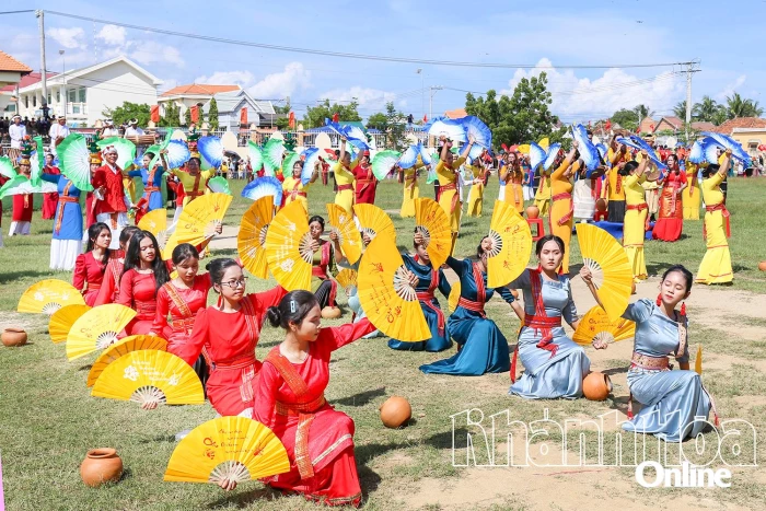 Về làng Chăm vui hội Katê