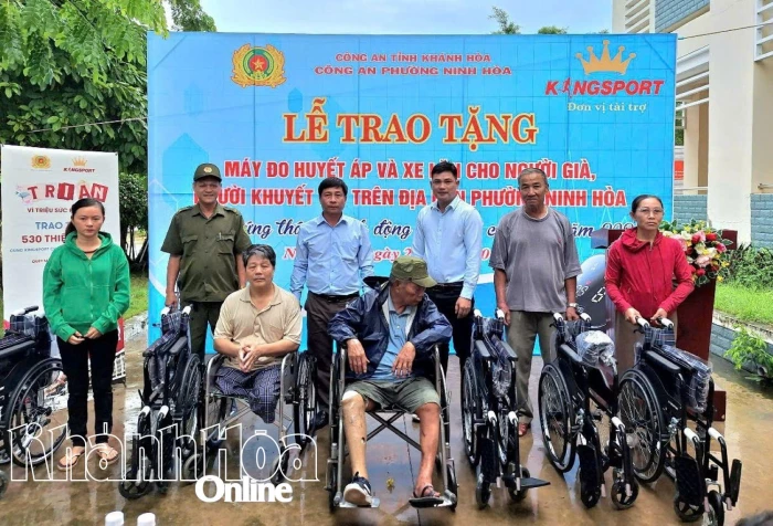 Tặng xe lăn, máy đo huyết áp cho người khuyết tật, người cao tuổi phường Ninh Hòa