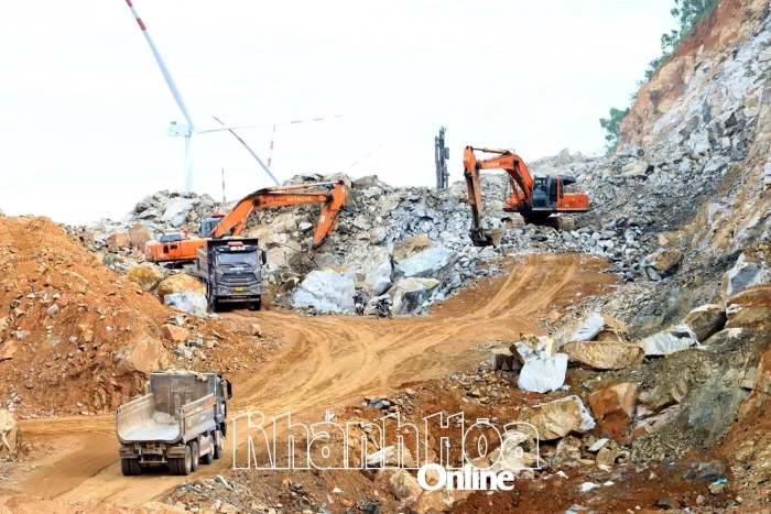 Khẩn trương thi công tuyến đường đến cảng Cà Ná