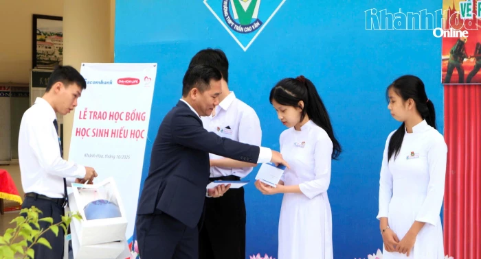 Sacombank chi nhánh Ninh Hòa trao 30 suất học bổng cho học sinh có hoàn cảnh khó khăn