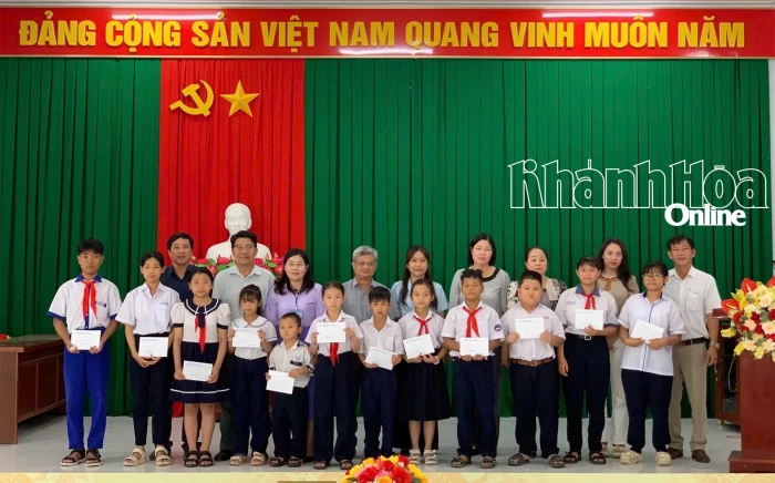 Trao 12 suất học bổng cho học sinh có hoàn cảnh khó khăn tại xã Xuân Hải
