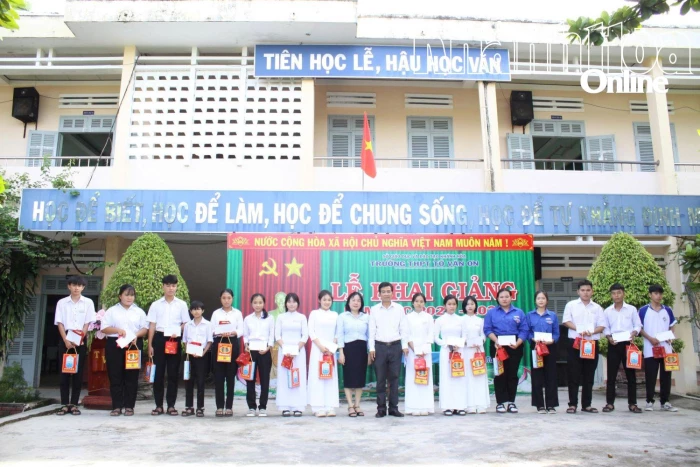 Phân hiệu Trường Đại học Tôn Đức Thắng tại Khánh Hòa trao 40 suất học bổng cho học sinh THPT