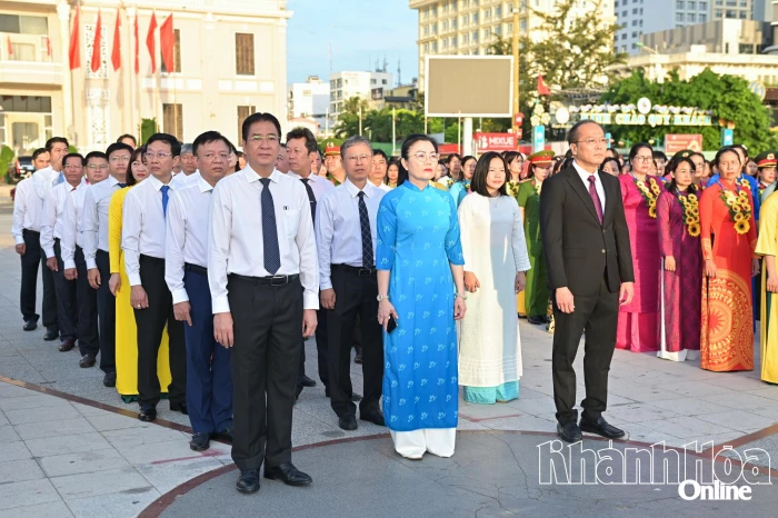 Gần 1.200 đại biểu tham gia Lễ chào cờ tháng 10