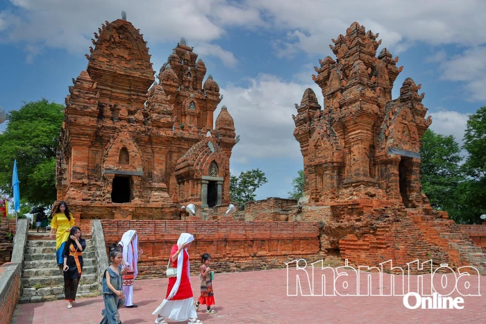 Khai thác giá trị các tháp Chăm vào du lịch