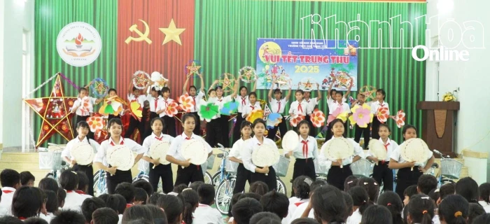 Tổ chức vui Tết Trung thu cho học sinh đồng bào dân tộc thiểu số Trường THCS Cam Thịnh Tây