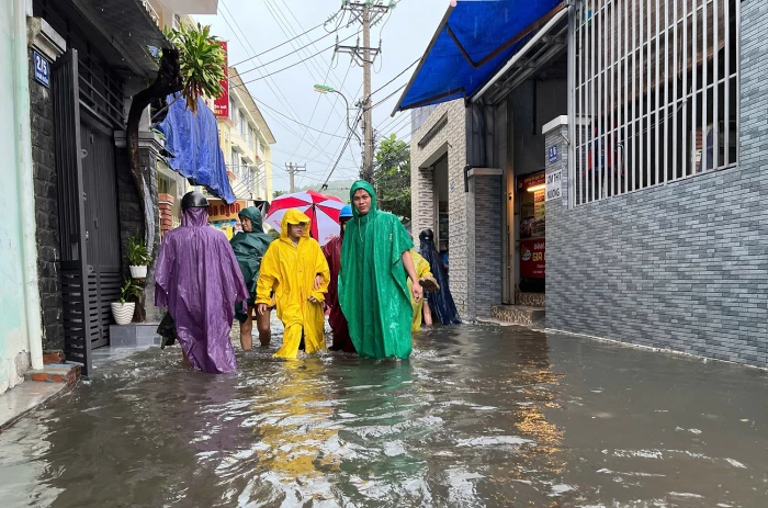 Nhiều tuyến đường ở khu vực Nha Trang bị ngập cục bộ vì mưa lớn