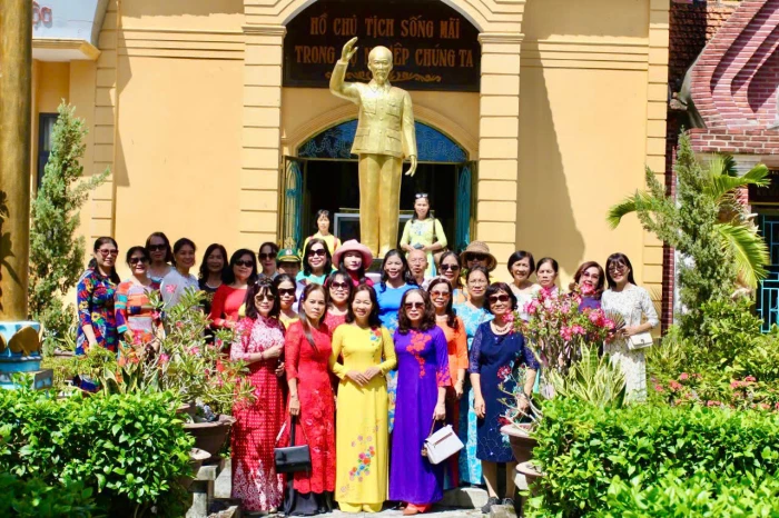 Phụ nữ phường Nha Trang tổ chức dâng hương tại Khu tưởng niệm Chủ tịch Hồ Chí Minh