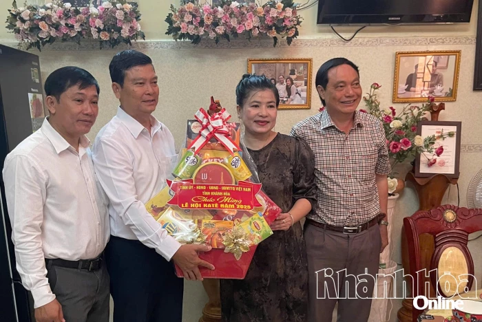 Thường trực HĐND tỉnh thăm, chúc mừng các cá nhân tiêu biểu trong đồng bào Chăm