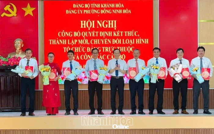 Đảng ủy Phường Đông Ninh Hòa công bố, trao các quyết định về tổ chức đảng trực thuộc và công tác cán bộ