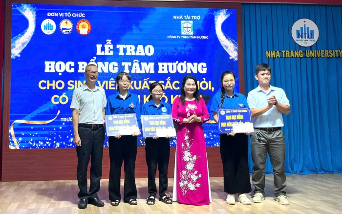 Trao 32 suất học bổng Tâm Hương cho sinh viên vượt khó học giỏi