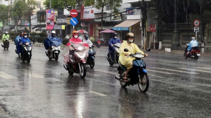Dự báo mưa trên đất liền, gió xoáy trên biển khu vực Khánh Hòa