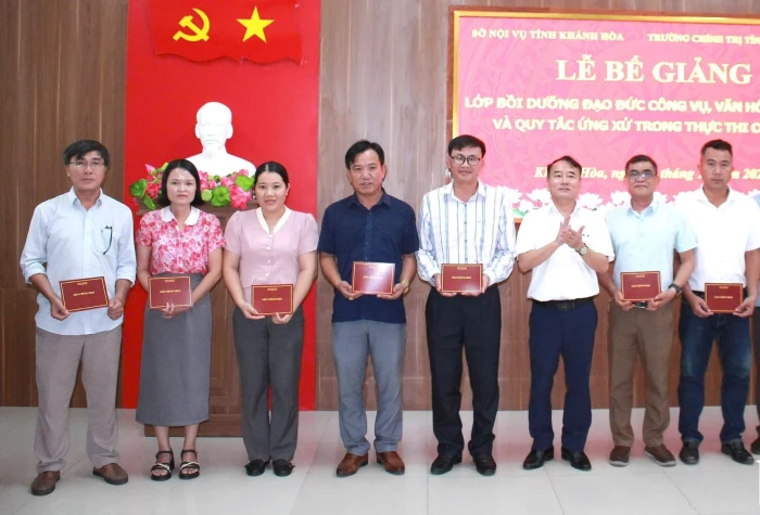 Bế giảng lớp bồi dưỡng đạo đức công vụ, văn hóa công sở và quy tắc ứng xử trong thực thi công vụ