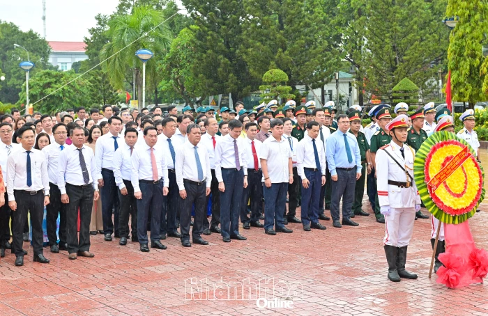 Đoàn đại biểu tham dự Hội thảo khoa học “Sự kiện vịnh Cam Ranh tháng 10 năm 1946 trong hành trình Chủ tịch Hồ Chí Minh đấu tranh thực hiện khát vọng hòa bình và độc lập dân tộc” dâng hương, dâng hoa tại Tượng đài Bác Hồ
