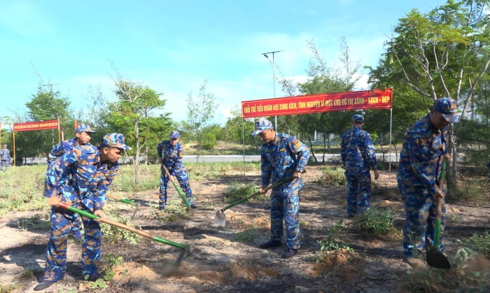 Tuổi trẻ Vùng 4 Hải quân chung tay xây dựng “Vườn rau cộng đồng”