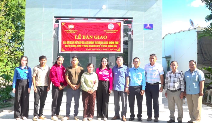 Bàn giao 2 căn nhà Đại đoàn kết cho các hộ có hoàn cảnh khó khăn ở xã Khánh Vĩnh