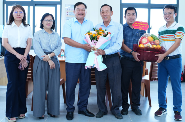 Phường Đông Hải thăm, tặng quà các doanh nghiệp nhân Ngày Doanh nhân Việt Nam