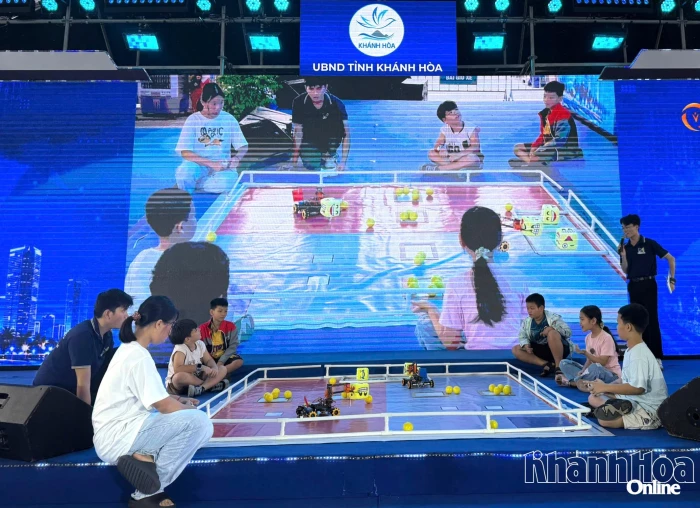 Hơn 100 học sinh tham gia trải nghiệm, thi đấu robotics