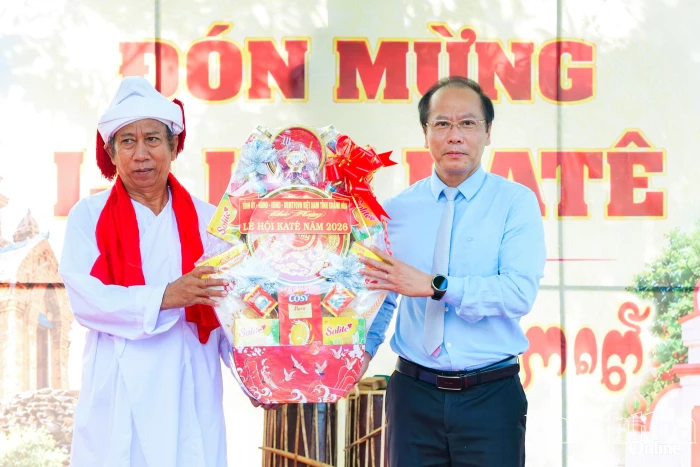 Phó Bí thư Tỉnh ủy, Chủ tịch Ủy ban MTTQ Việt Nam tỉnh Nguyễn Khắc Hà dự Lễ hội Katê 2026 và thăm các gia đình tiêu biểu